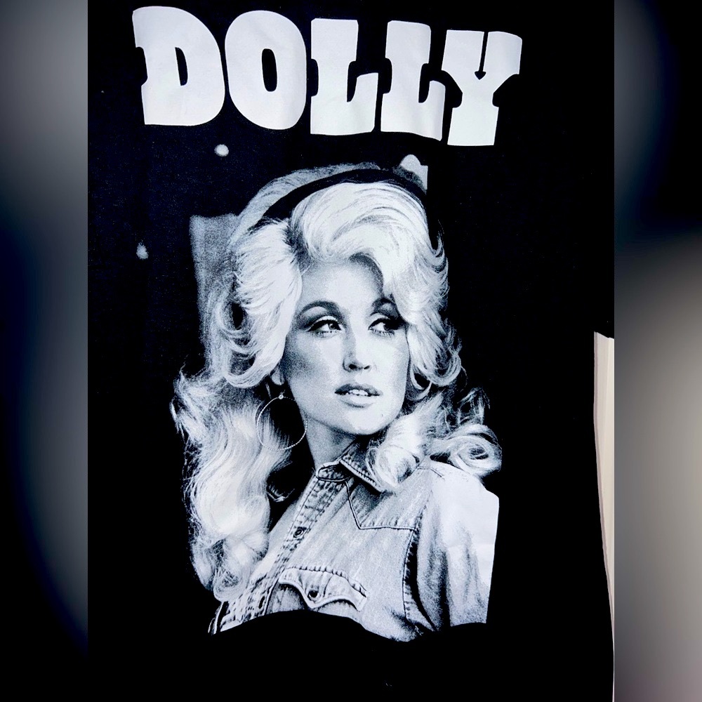 🎵 NWT! Official Dolly Black Tshirt